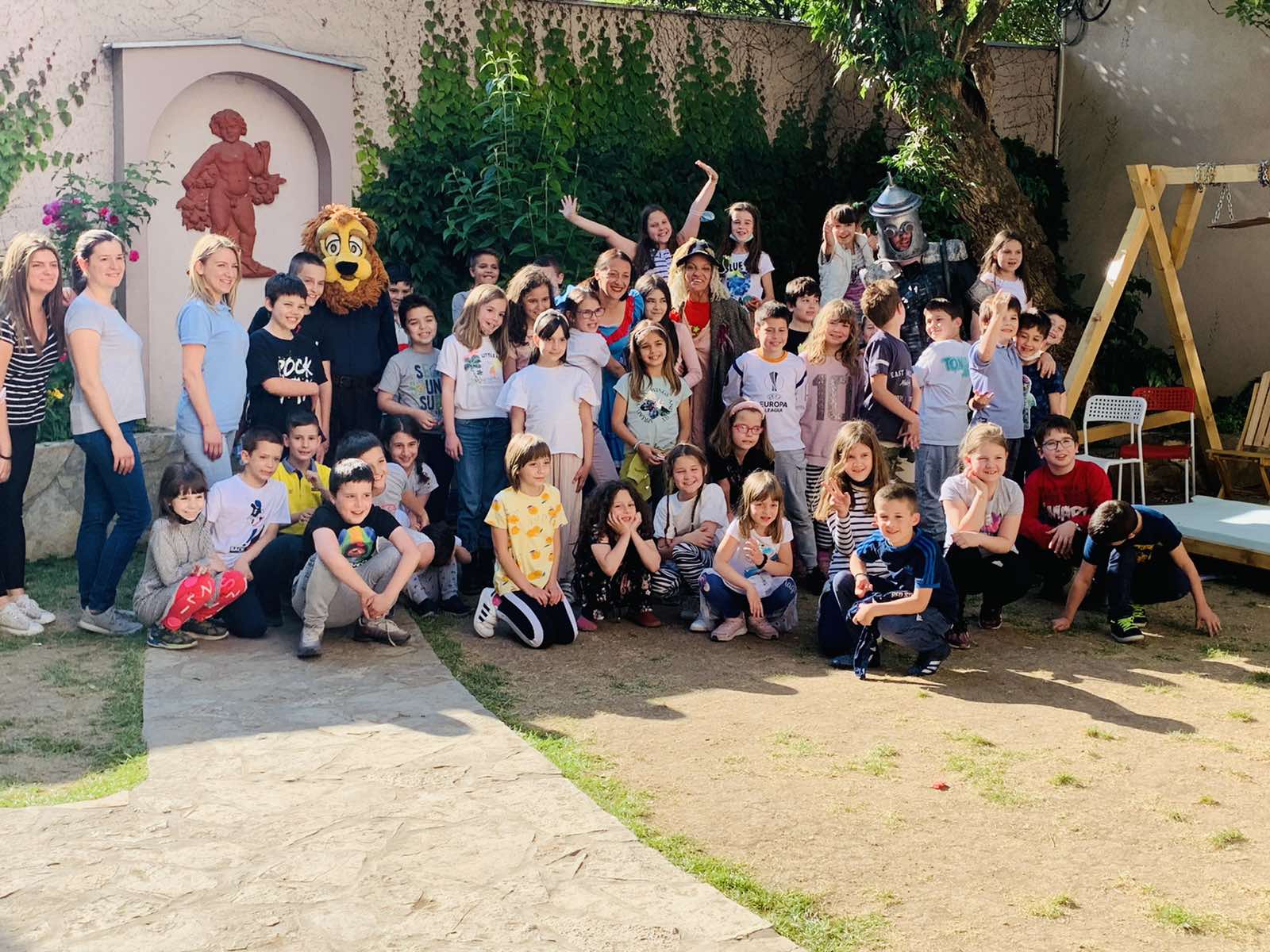 Osnovci na predstavi čarobnjak iz Oza