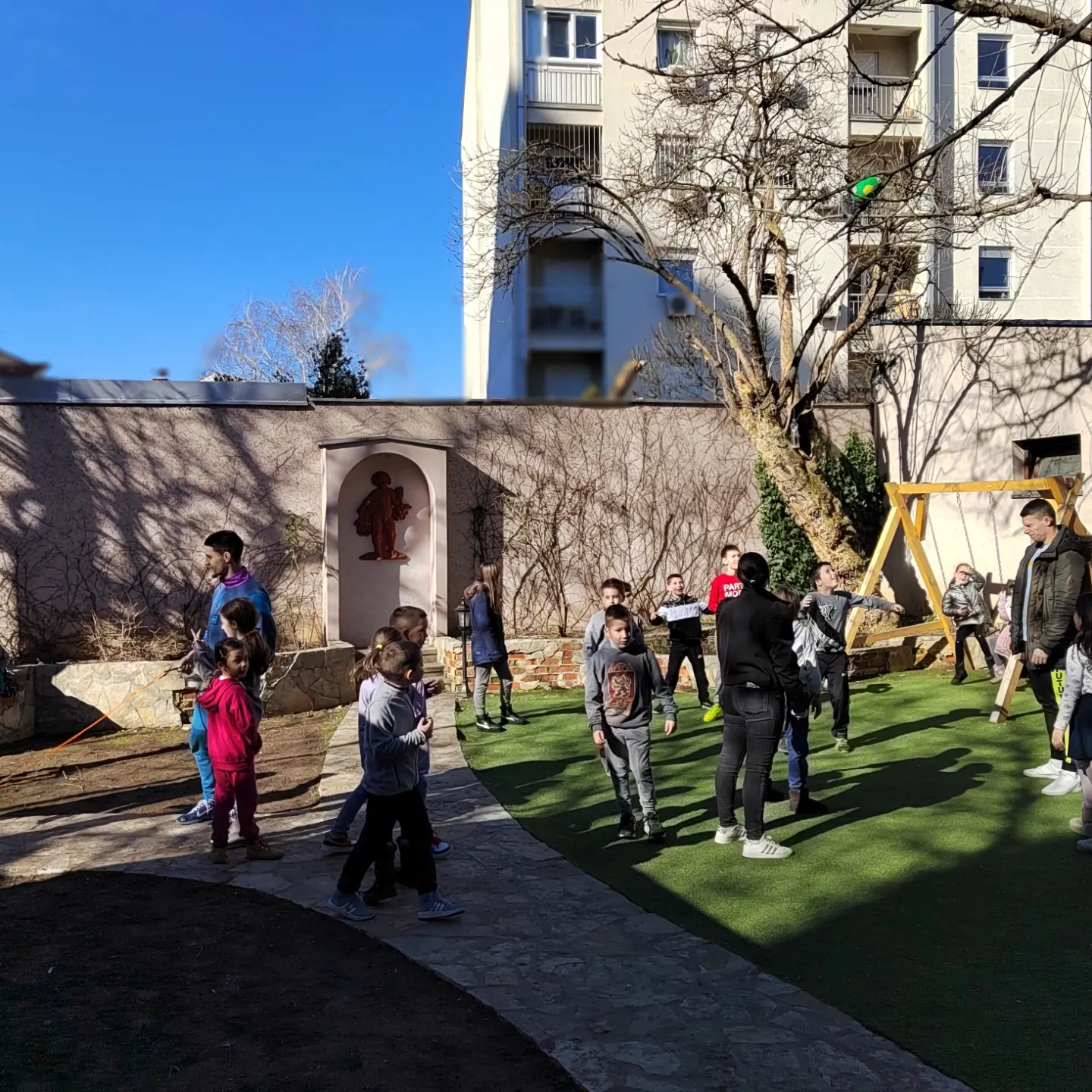 Deca i učitelji na dvorištu produženog boravka Zvezdarac