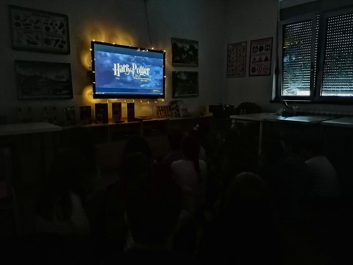 Deca gledaju harry potter - a na projektoru