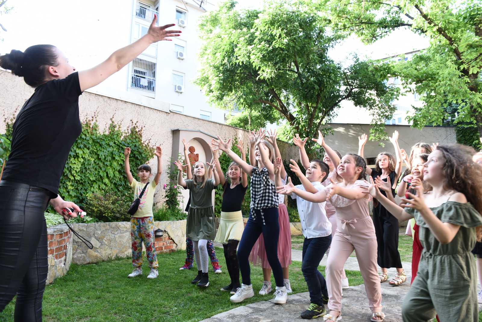 Nadzorno lice razbacuje konfete među osnovce na rođendanskoj zabavi