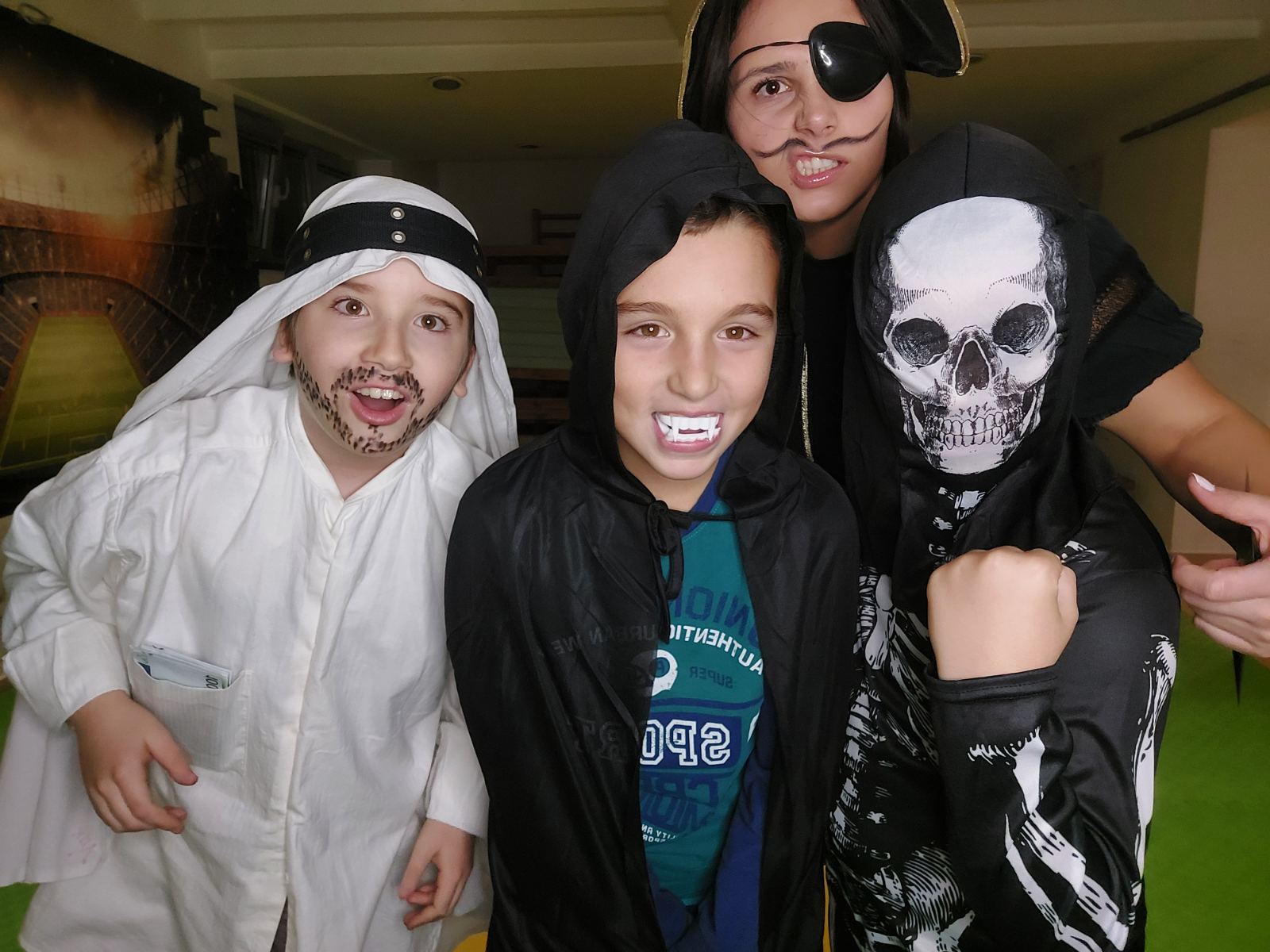 Četiri dečaka u kostimima na maskenbalu