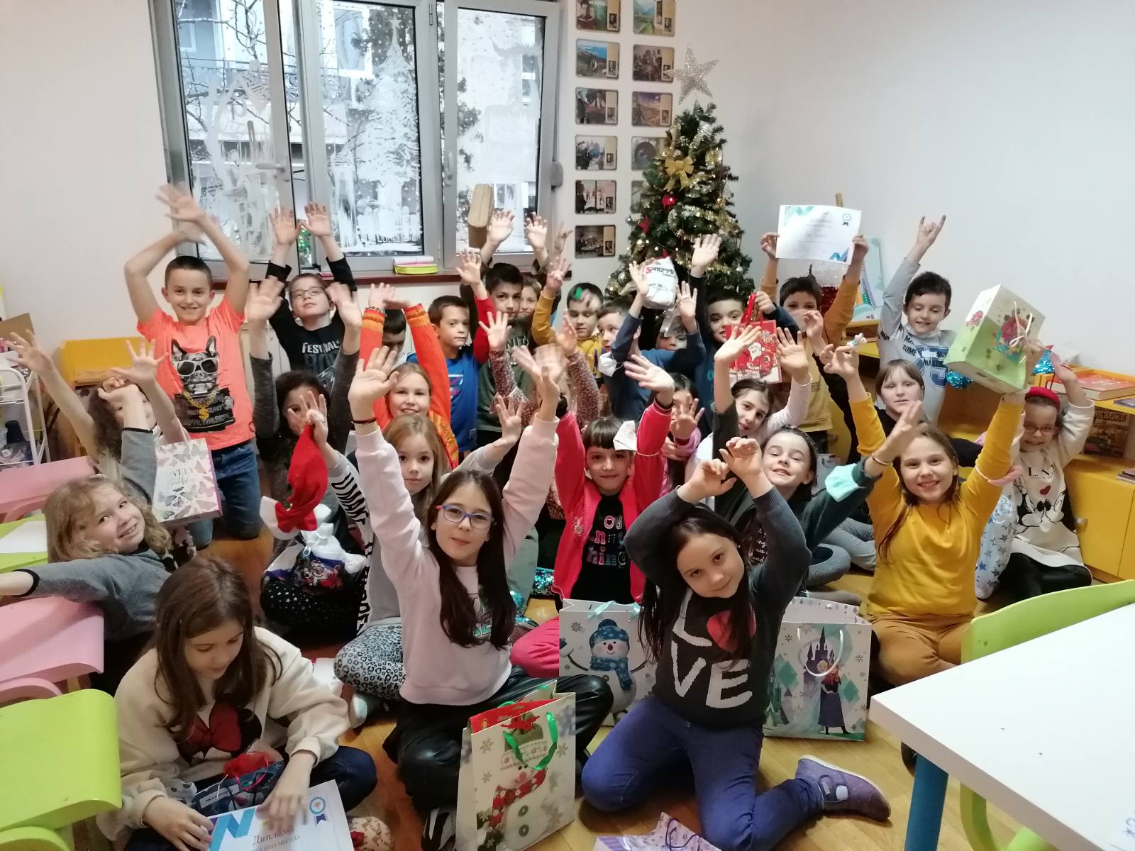 Zvezdarci na dodeli novogodišnjih paketića