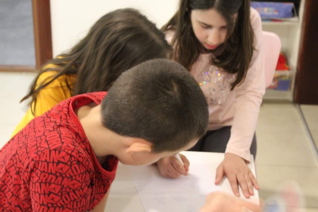 Dve devojčice i dečak zajedno rešavaju zadatak