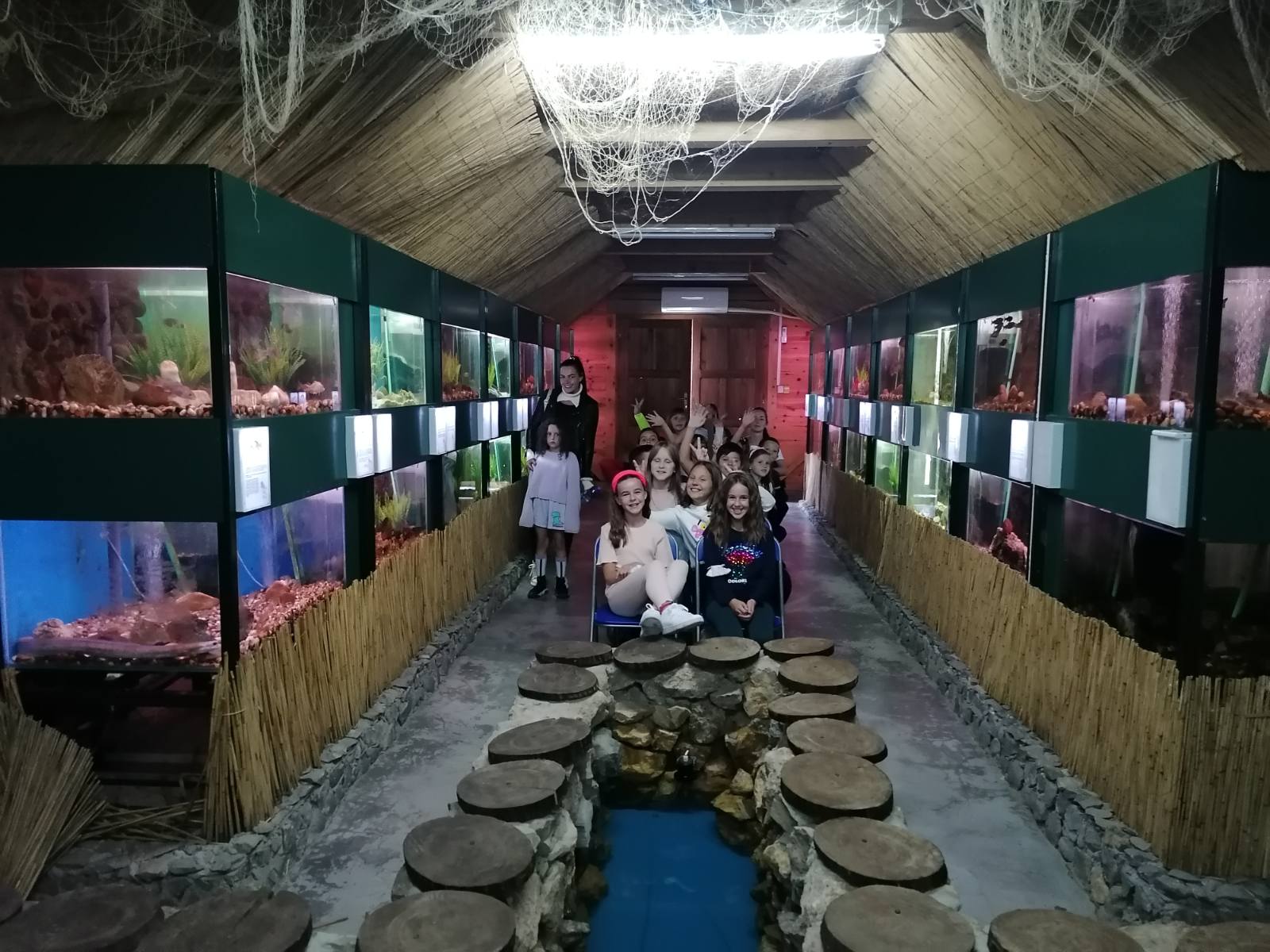 Osnovci u poseti zoološkom vrtu, u prostoriji sa akvarijumima