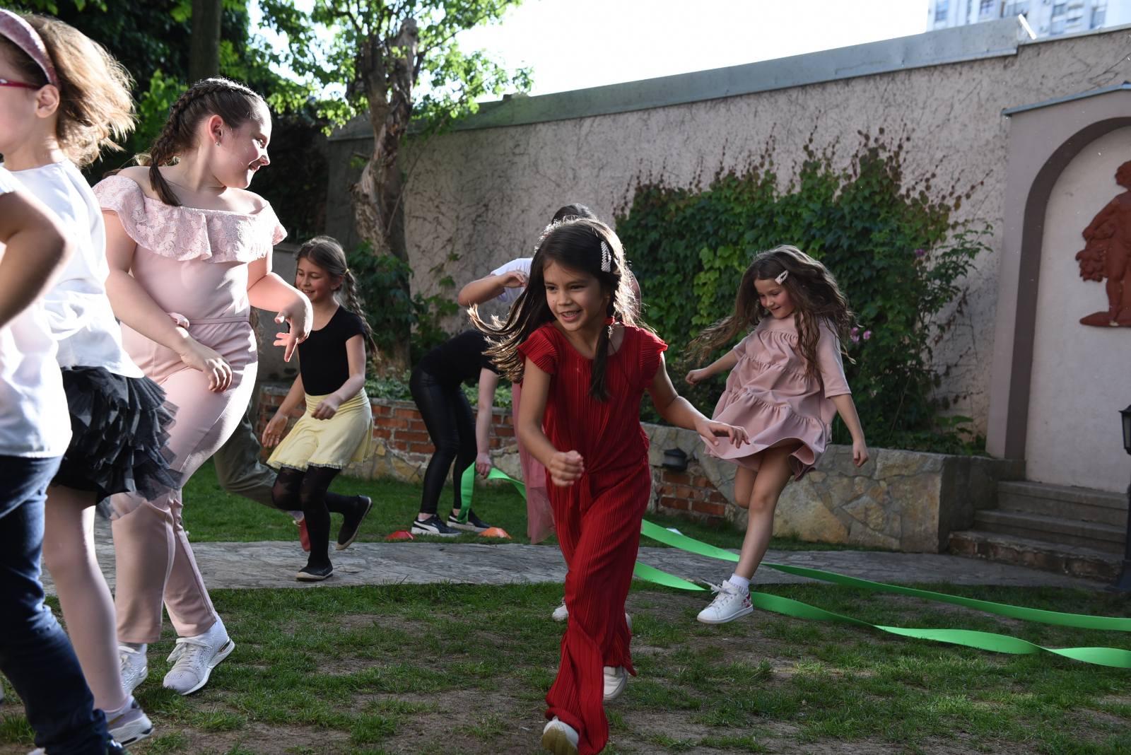 Osnovci na rođendanskoj zabavi igraju rodjendanske igre