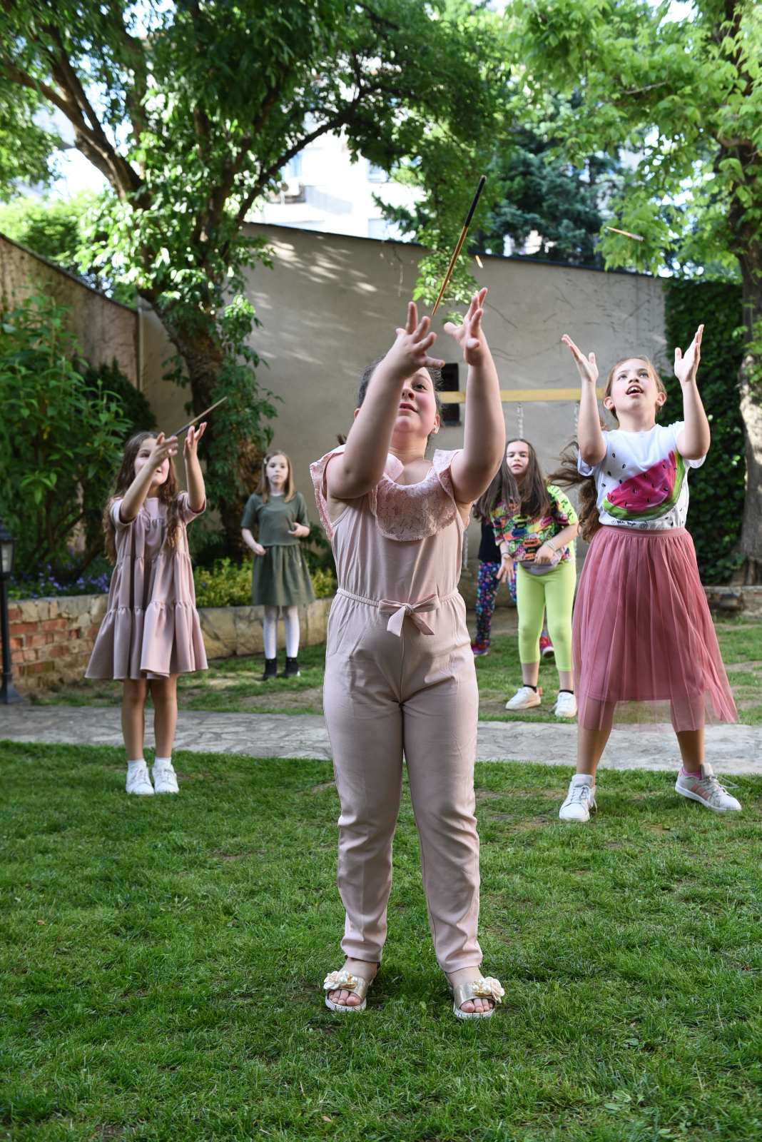 Nekoliko devojčica prate pokrete animatora i ponavljaju za njim