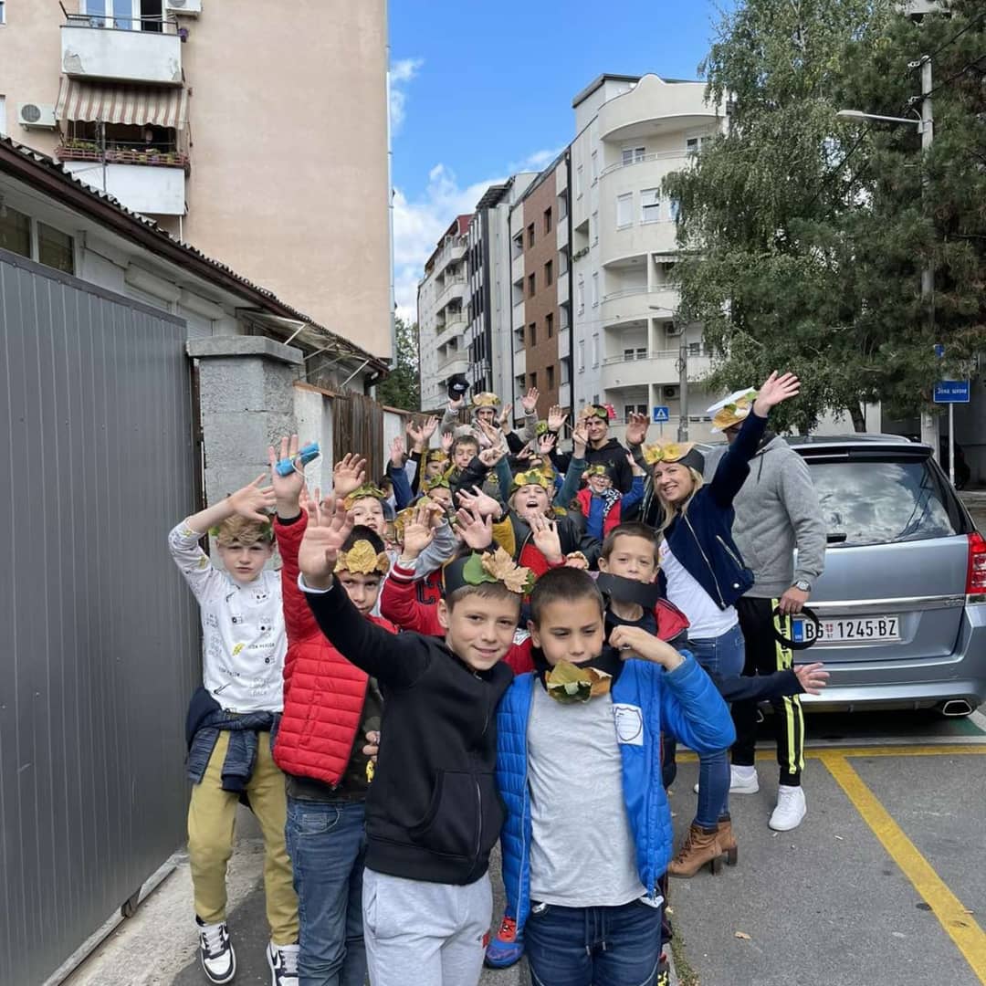 Deca na okupu sa učiteljicom, pred polazak na školsku predstavu