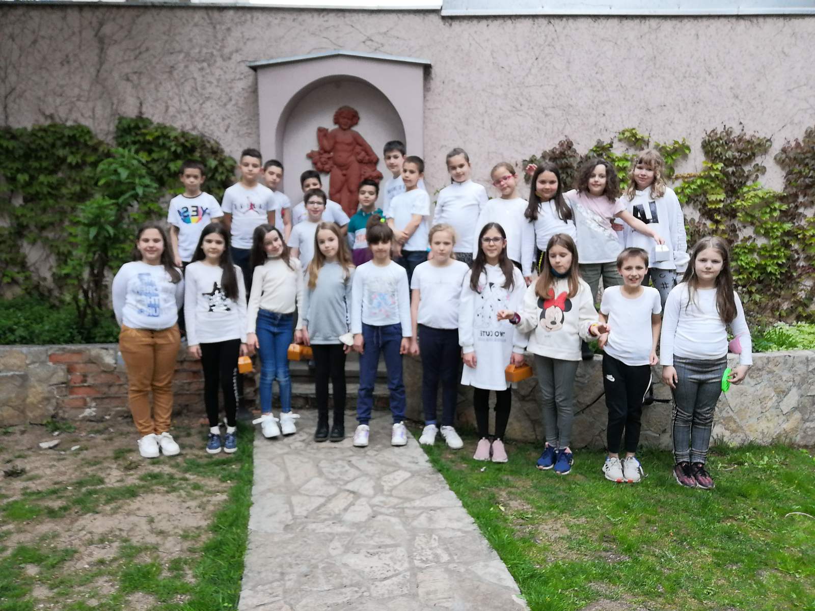 Osnovci na školskoj priredbi