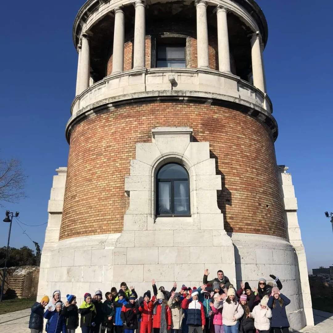 Zvezdarci na ekskurziji ispred manastira