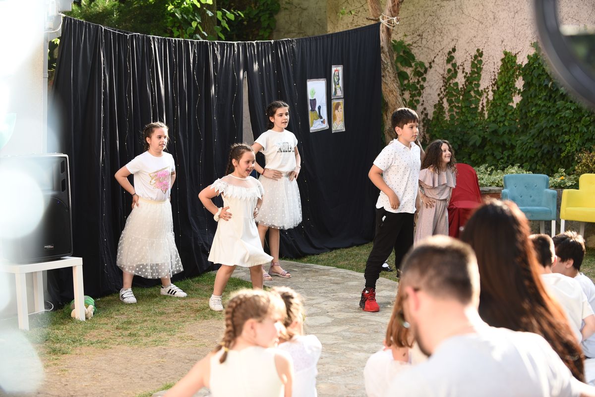 Osnovci izvode plesnu koreografiju