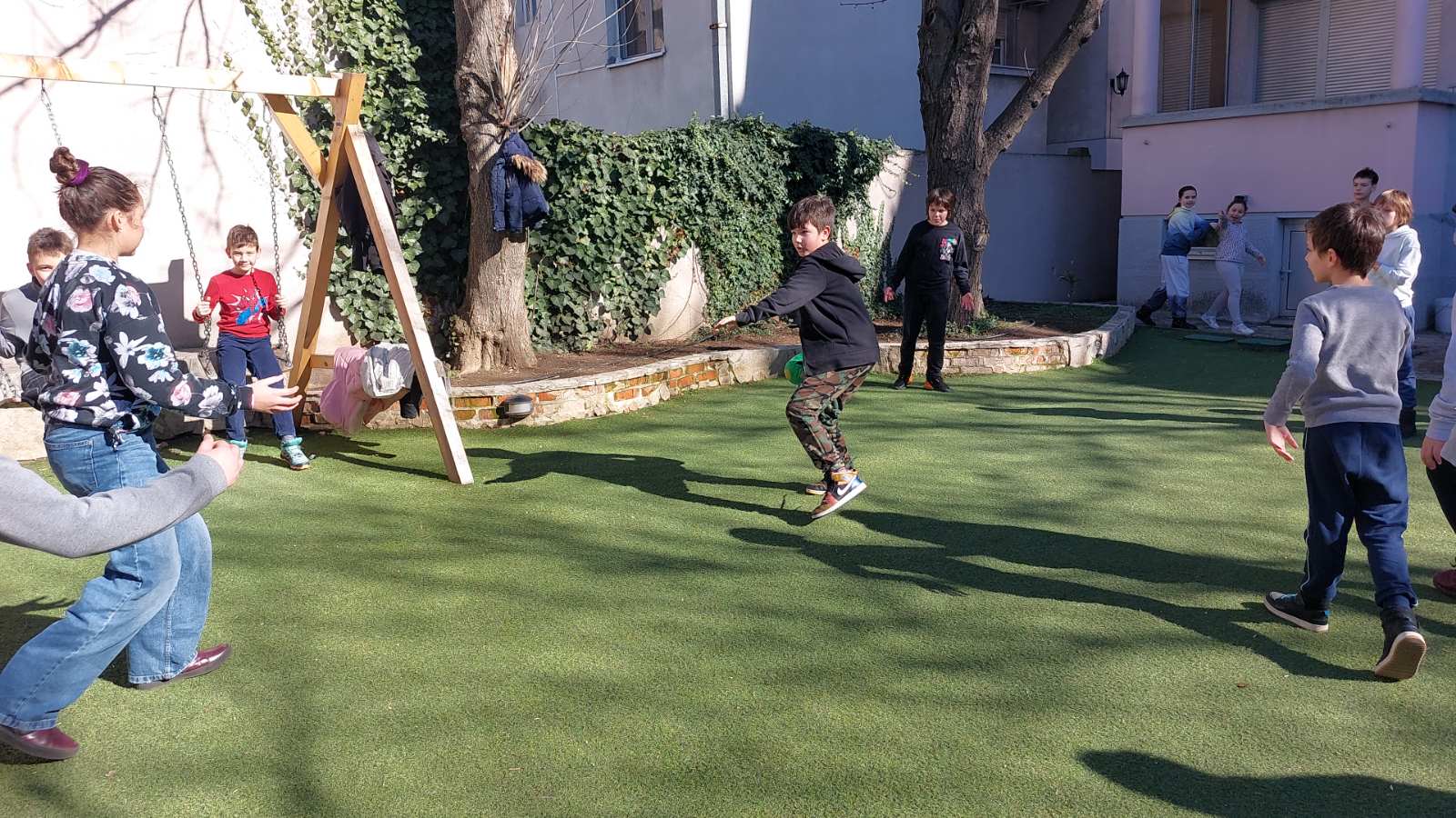 Deca se igraju u dvorištu produženog boravka Zvezdarac