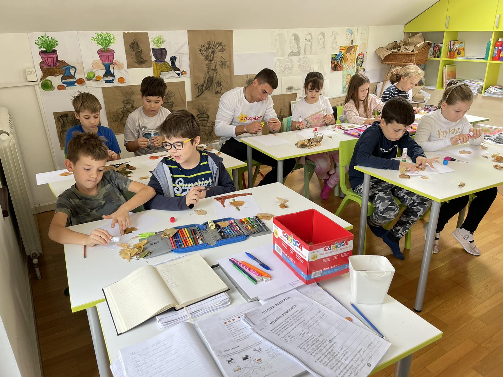 Osnovci na času slikanja i crtanja