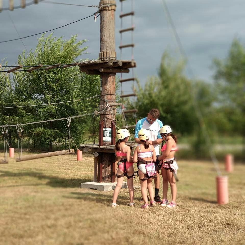 deca u opremi za bandži džamp, sa instruktorom