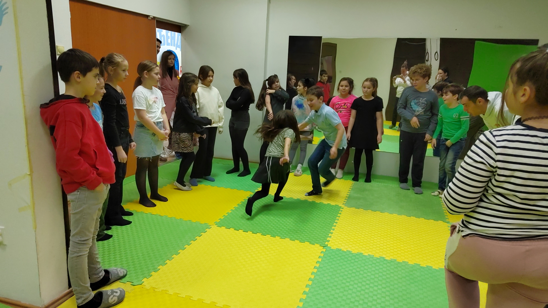 Deca se igraju na rođendanu