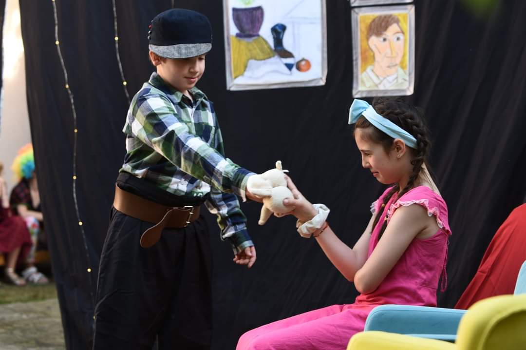 Dečak i devojčica na pozorišnoj sceni