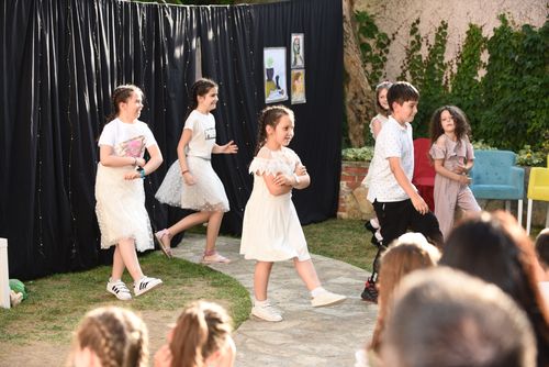 Deca izvode koreografiju uz muziku na priredbi