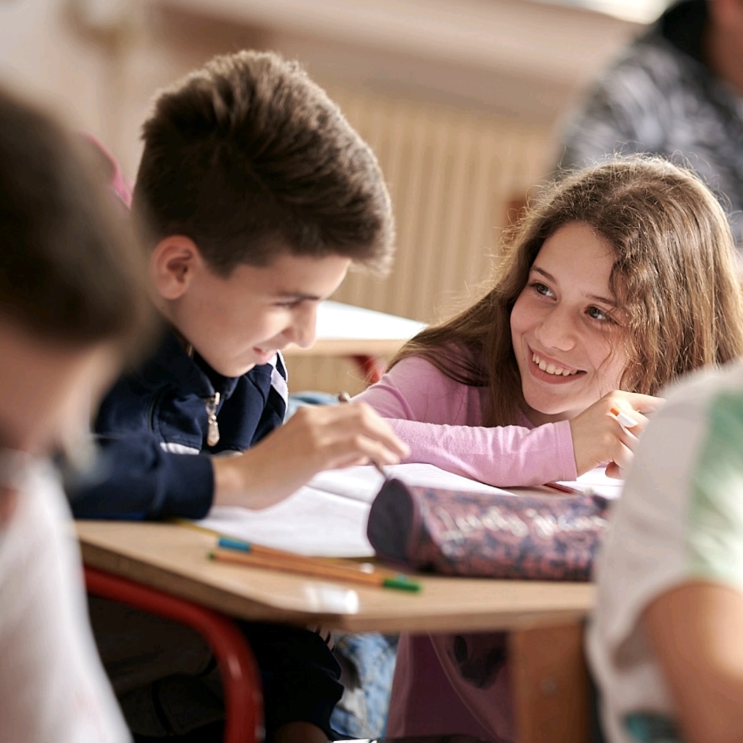 Dečak i devojčica na školskom času