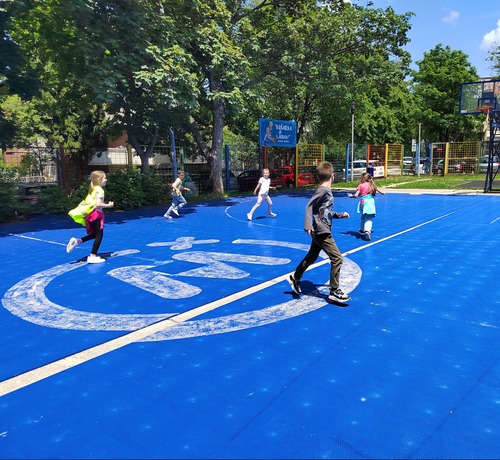 Osnovci na času fizičkog vaspitanja, rade vežbe oblikovanja tela