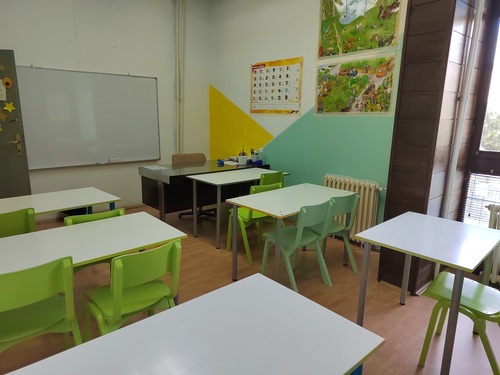 Moderno opremljena učionica dečijeg kutka "Zvezdarac", dekorativnog enterijera