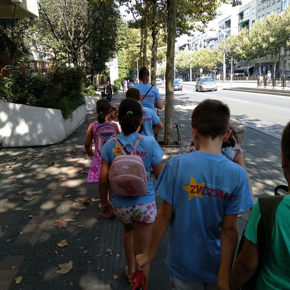 Deca u šetnji, držeći se za ruke po dvoje