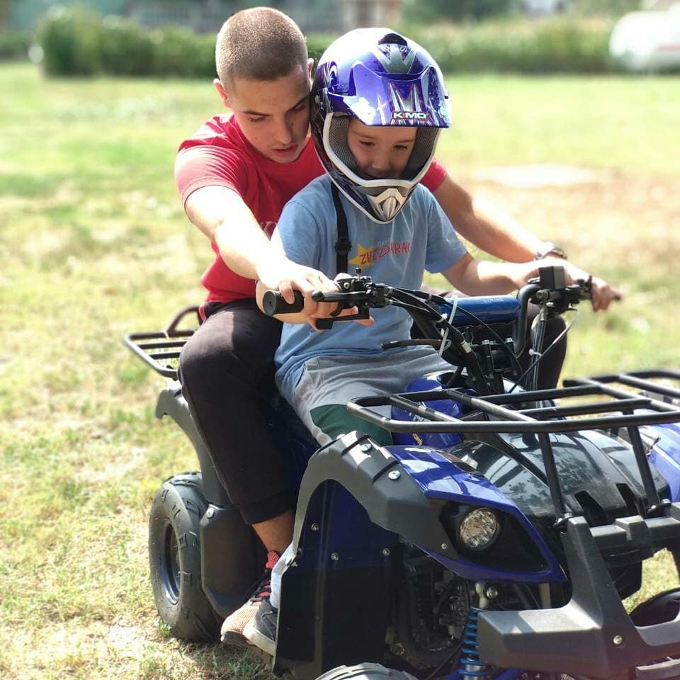 Zvezdarac učenik vozi kvad sa instruktorom