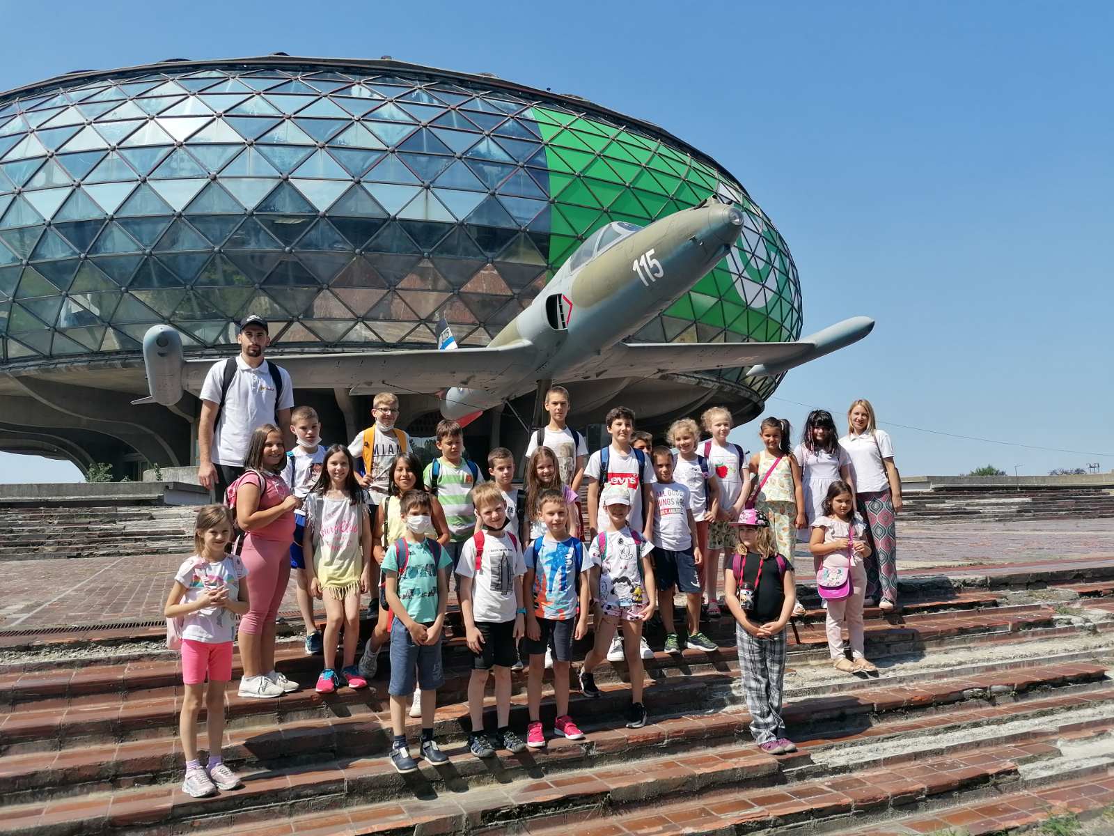 Deca u poseti muzeju avijacije