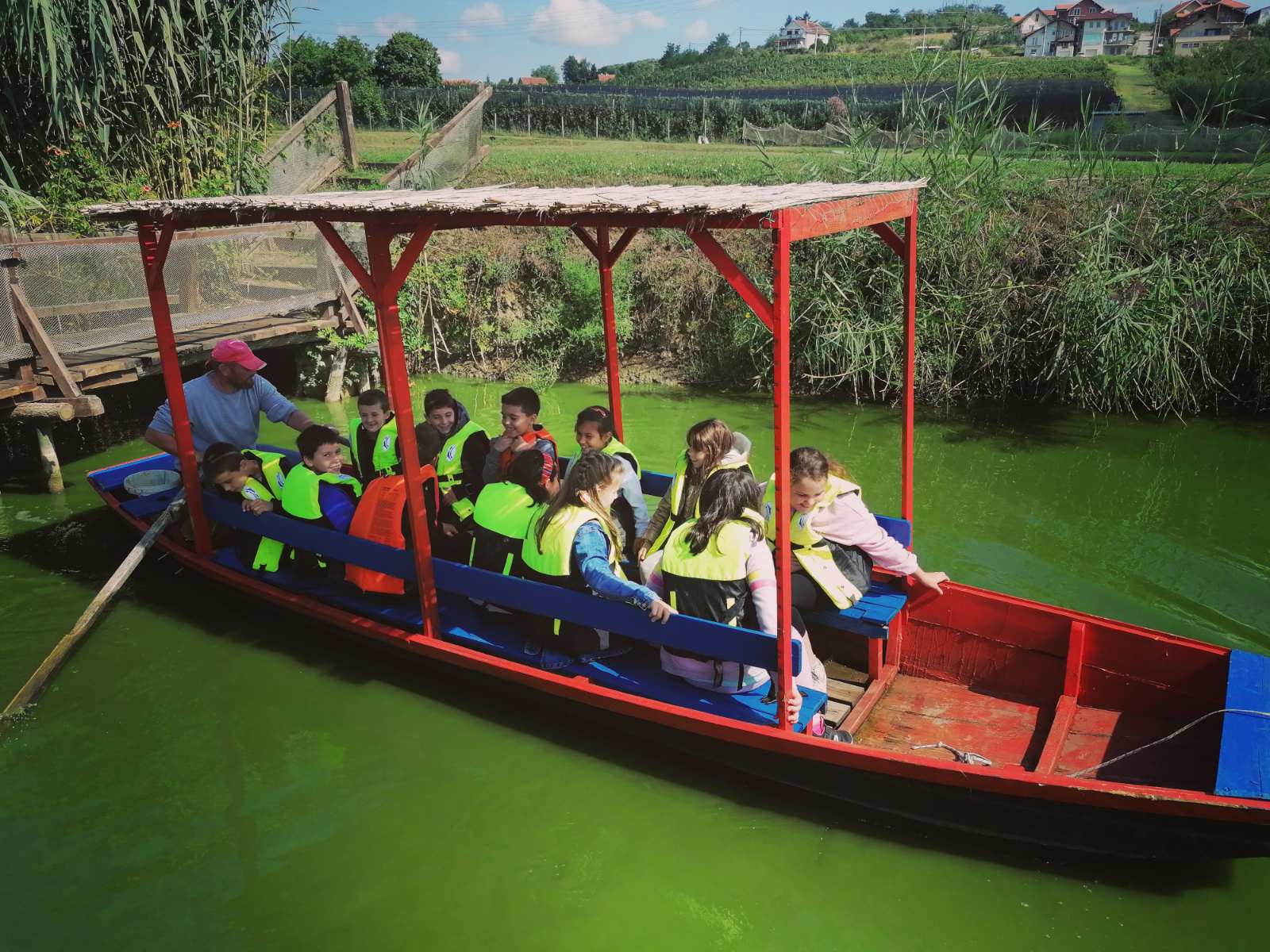 Deca u čamcu se voze rekom