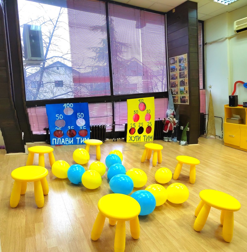 Učiteljica se igra sa decom na rođendanskoj zabavi